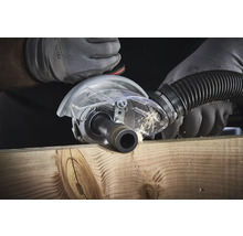 Drážkovací fréza při práci na dřevě s odsáváním