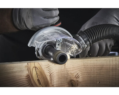 Drážkovací fréza při práci na dřevě s odsáváním