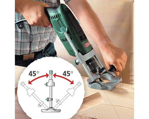 Vrtačka vrtá do dřevěné desky pomocí vrtací šablony pro přesné úhly vrtání.