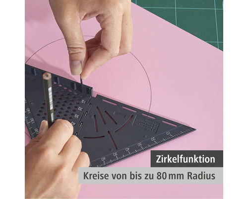 Osoba kreslí kruh na papír pomocí trojúhelníku a tužky