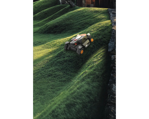 Robotická sekačka na travnatém kopci