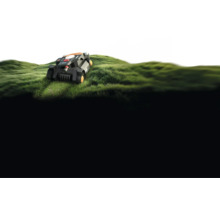 Robotická sekačka na zeleném trávníku