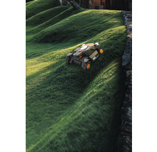 Robotická sekačka na travnatém kopci