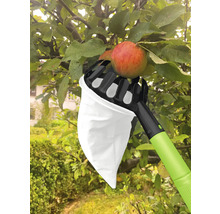 Sklízeč jablek v provozu na stromě