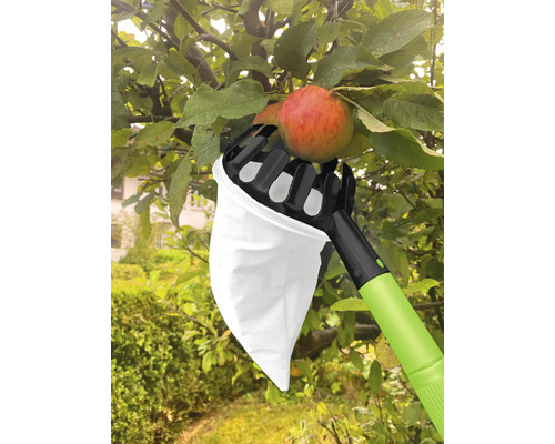 Sklízeč jablek v provozu na stromě