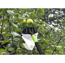 Sběrač jablek v provozu na jabloní