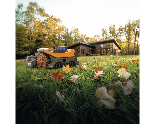 Robotická sekačka na trávníku před domem