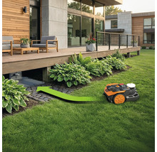 Scéna s robotickou sekačkou a nabíjecí stanicí na trávníku