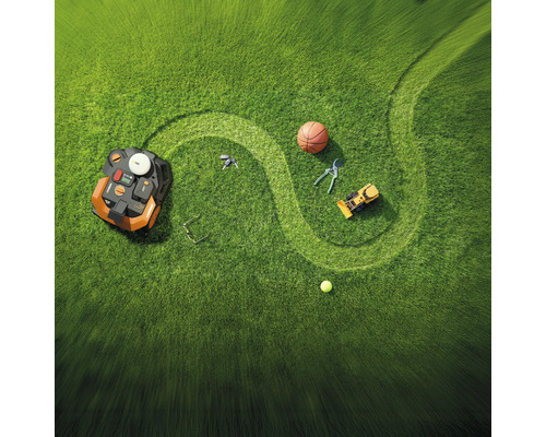 Trávník s robotickou sekačkou, basketbalovým míčem, nůžkami na živý plot a hračkou nakladače