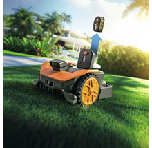 Robotická sekačka Worx s akumulátorem na trávníku