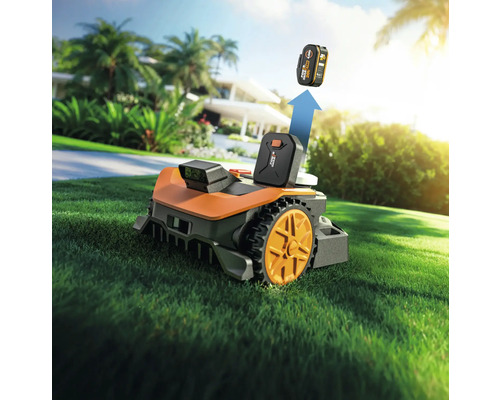 Robotická sekačka Worx s akumulátorem na trávníku