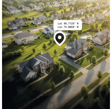 Letecký pohled na obytnou čtvrť s domy, zahradami a ulicemi