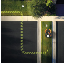 Pohled shora na robotickou sekačku sekající trávník