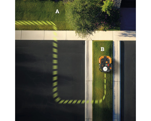 Pohled shora na robotickou sekačku sekající trávník