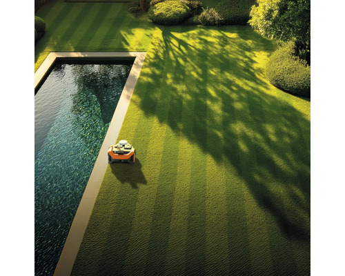 Automatická údržba trávníku v zahradě s robotickou sekačkou vedle bazénu