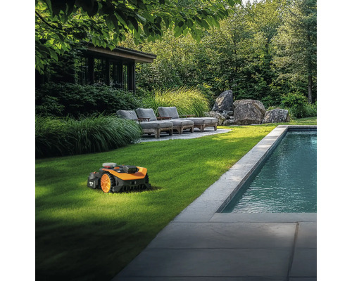 Robotická sekačka na trávu na udržovaném trávníku vedle bazénu v zahradě.