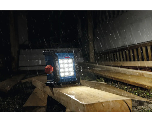 Logo Bosch na LED staveništní svítilně v dešti