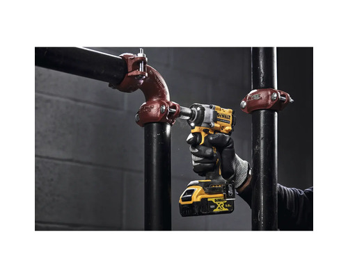 Akumulátorový rázový utahovák DeWalt při použití na potrubní konstrukci