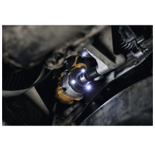 Pohled pod auto s osvětleným rázovým utahovákem značky DeWalt