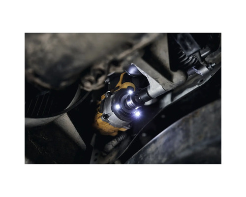 Pohled pod auto s osvětleným rázovým utahovákem značky DeWalt