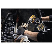 Akumulátorový rázový utahovák se používá na automobilu.