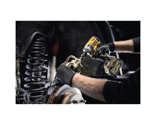 Akumulátorový rázový utahovák se používá na automobilu.