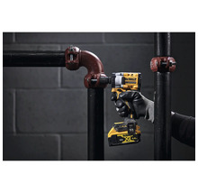 Akumulátorový rázový utahovák DeWalt používaný na trubkové konstrukci