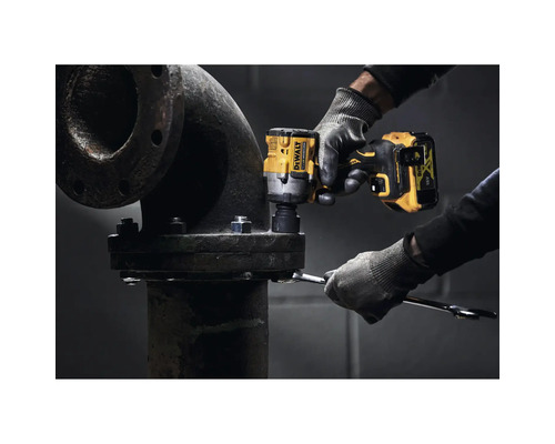 Akumulátorový rázový utahovák používaný na trubce s přírubovým šroubením.