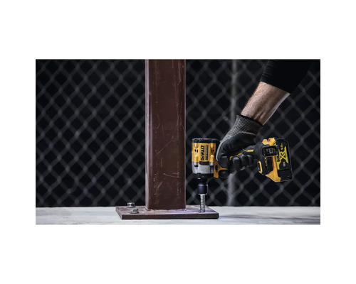 Akumulátorový rázový utahovák DeWalt utahuje šroub na kovovém sloupku.