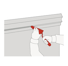 Aplikace tmelu pomocí hladítka na tmel