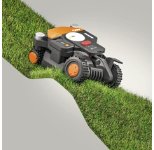 Zahradní traktor na trávníku