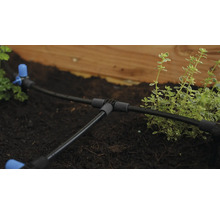 Zavlažovací systém s kapkovou hadicí v zahradním záhonu pro zavlažování rostlin