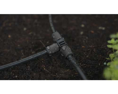 T-kus pro zavlažovací systém na tmavé zemi