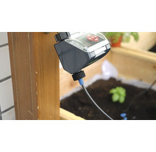 Zavlažovací počítač s hadicí a kohoutkovou přípojkou pro zavlažování zahrady