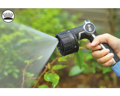 Ruka drží zahradní stříkací pistoli, která stříká vodu