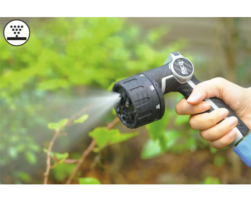 Ruka drží zahradní stříkací pistoli s proudem vody