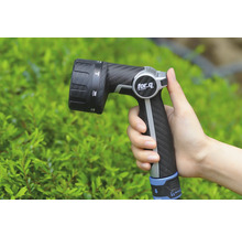 Ruka drží zahradní postřikovač značky for_q.