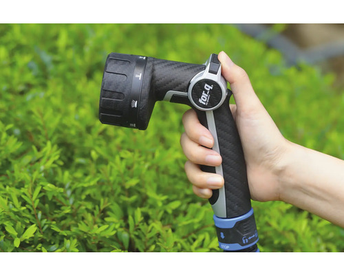 Zavlažovací pistole k zahradní hadici s různými typy postřiku v ruce