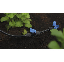 Zavlažovací systém s kapací hadicí a uzavíracím ventilem v zahradním záhonu