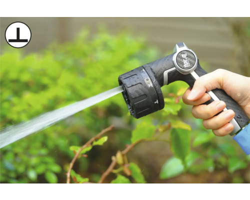 Ruka drží zahradní hadicovou pistoli s nastavitelnými režimy stříkání.