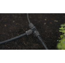 T-kus pro zavlažovací systém v zahradní půdě