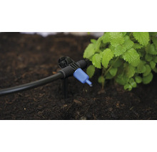 Kapková závlaha s regulačním ventilem pro zavlažování rostlin na zahradě