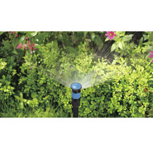 Zahradní postřikovač se používá k zavlažování rostlin