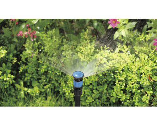 Zahradní postřikovač se používá k zavlažování rostlin