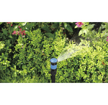 Zahradní postřikovač zavlažuje rostliny