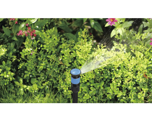 Zahradní postřikovač zavlažuje rostliny