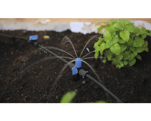 Zavlažovací systém se zavlažovačem v zahradním záhonu