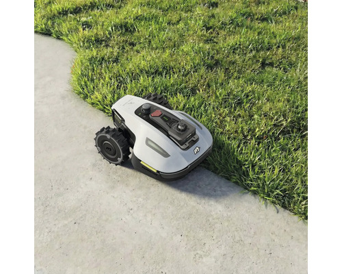 Robotická sekačka na trávníku a dlažebních kostkách