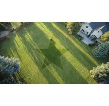 Letecký pohled na zahradu se sekačkou a hvězdicovým vzorem v trávníku