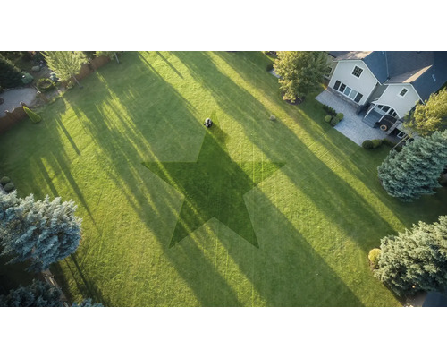 Letecký pohled na zahradu se sekačkou a hvězdicovým vzorem v trávníku